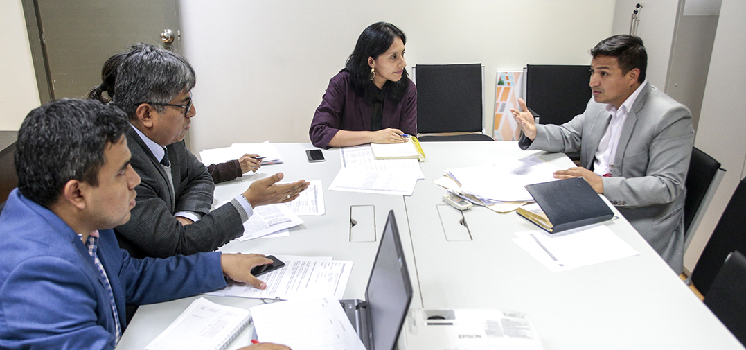 Reunión sobre proyectos educativos en desarrollo en diversas regiones